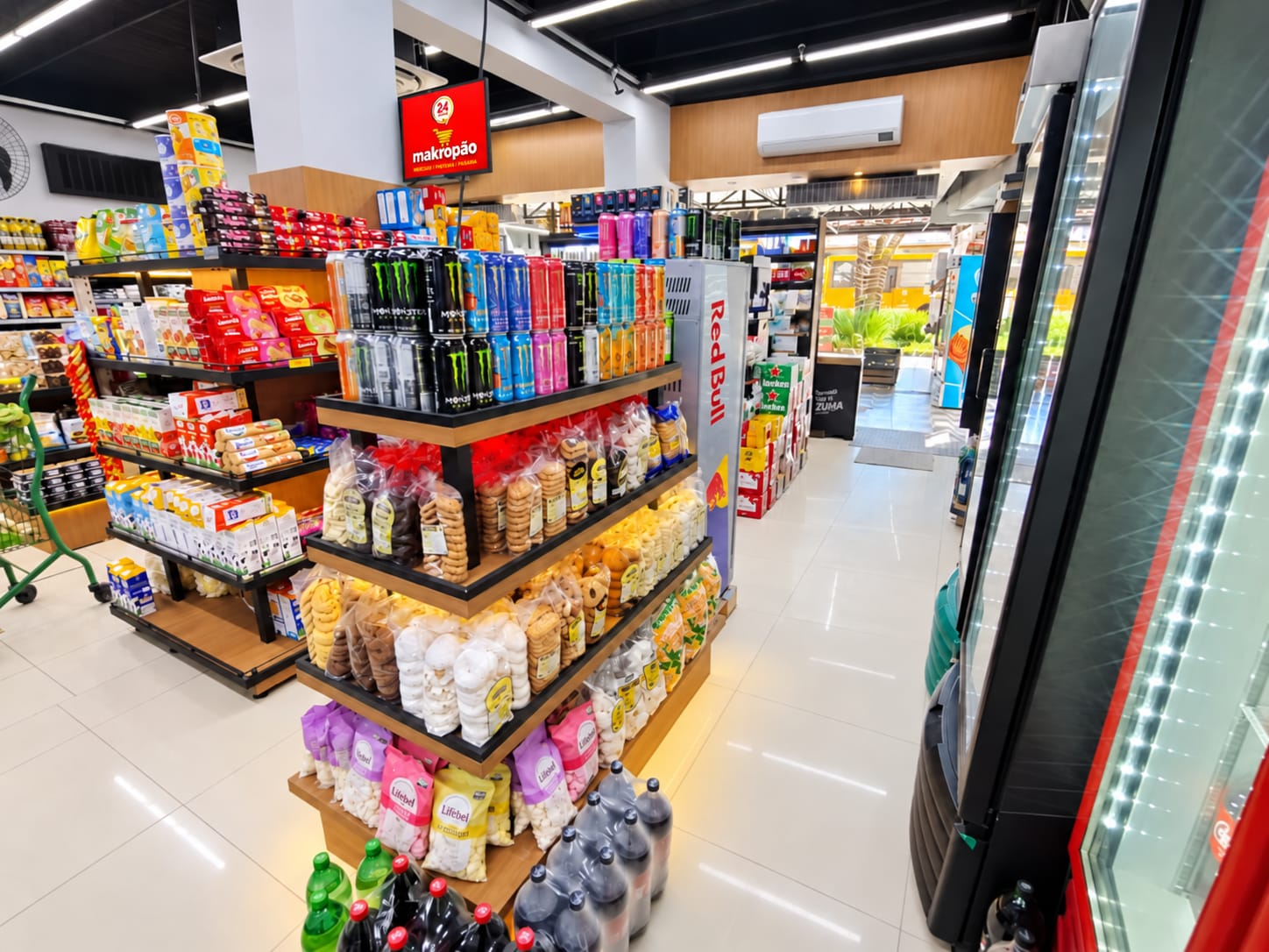 Corredores da Makropão com itens de conveniência